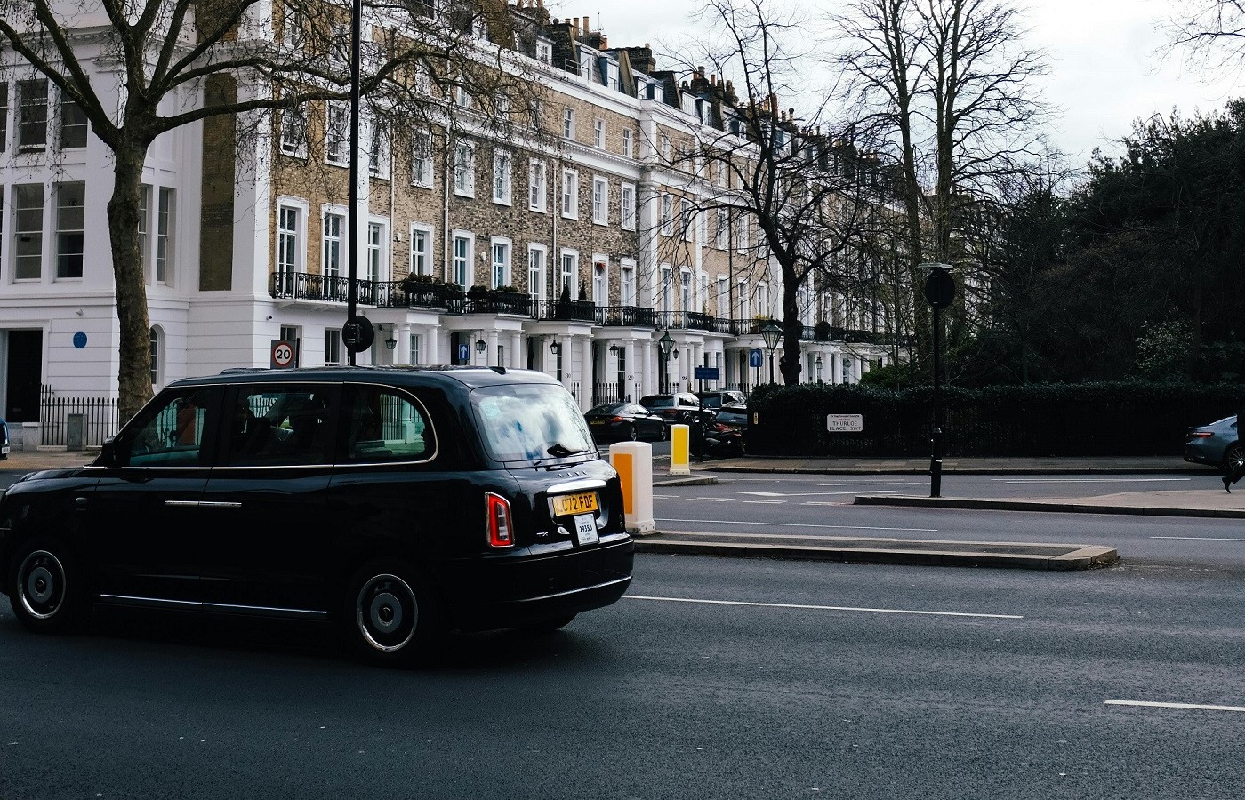 LEVC electric taxi driving in london street